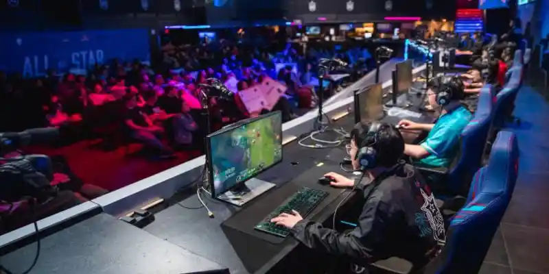 Esport đòi hỏi các tuyển thủ thi đấu trước màn hình máy tính